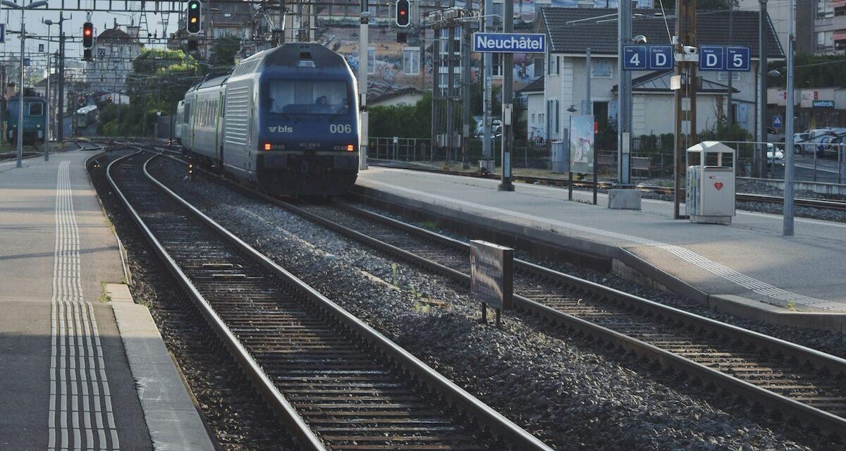 Miraculé après une chute spectaculaire de sa voiture : il doit rendre des comptes... à la SNCF