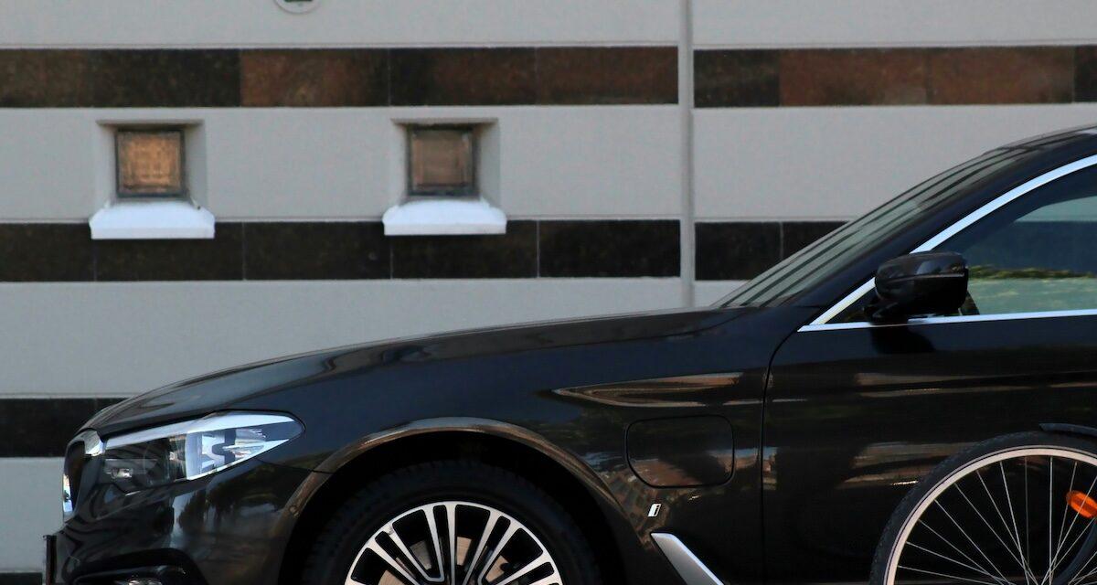 Dure réalité avec la fin du confort officiel : « Comment je fais sans chauffeur ? », un ex-ministre face à un volant oublié depuis 25 ans