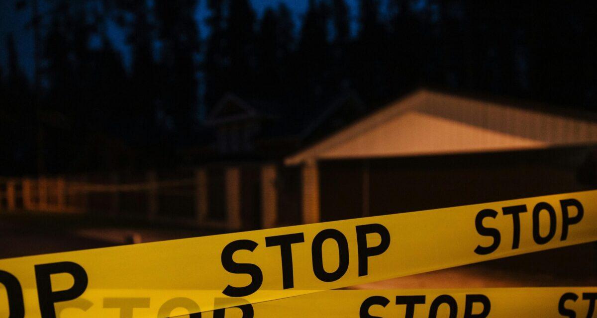 Un poids lourd rate un stop sur une route verglacée et pulvérise une maison