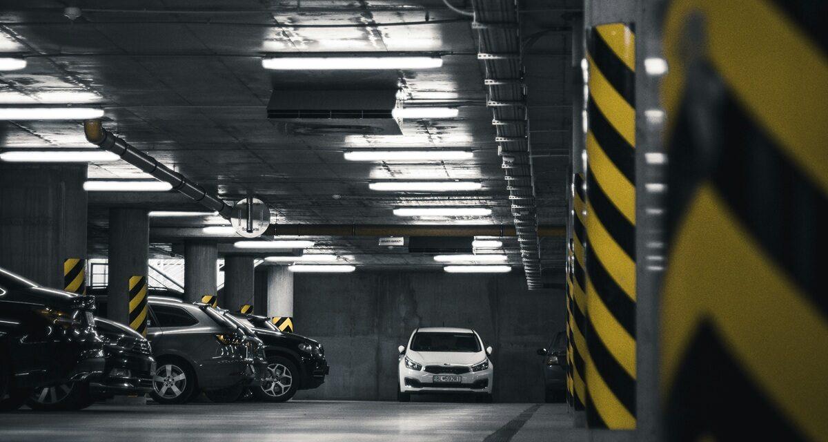 Vol inédit : ils laissent leur voiture au parking d'un aéroport, elle réapparaît à 3 000 km de là !