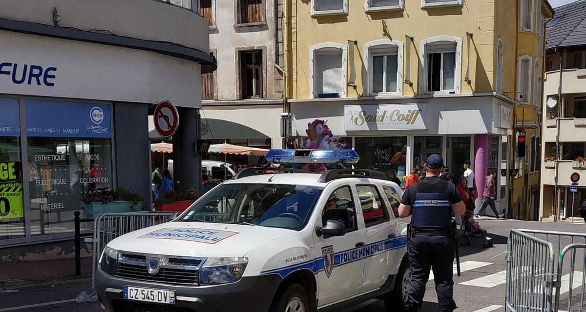 Contrôle de police anodin, découverte glaçante : une kalachnikov cachée sous le siège d'une conductrice de 20 ans