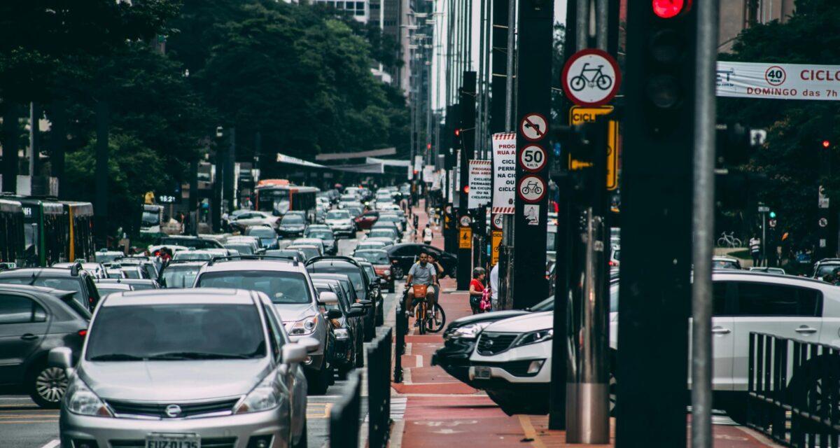 Ils croient voir de l'argent tomber d'un camion : des dizaines d'automobilistes abandonnent leurs voitures pour en ramasser et créent un important embouteillage sur l'autoroute