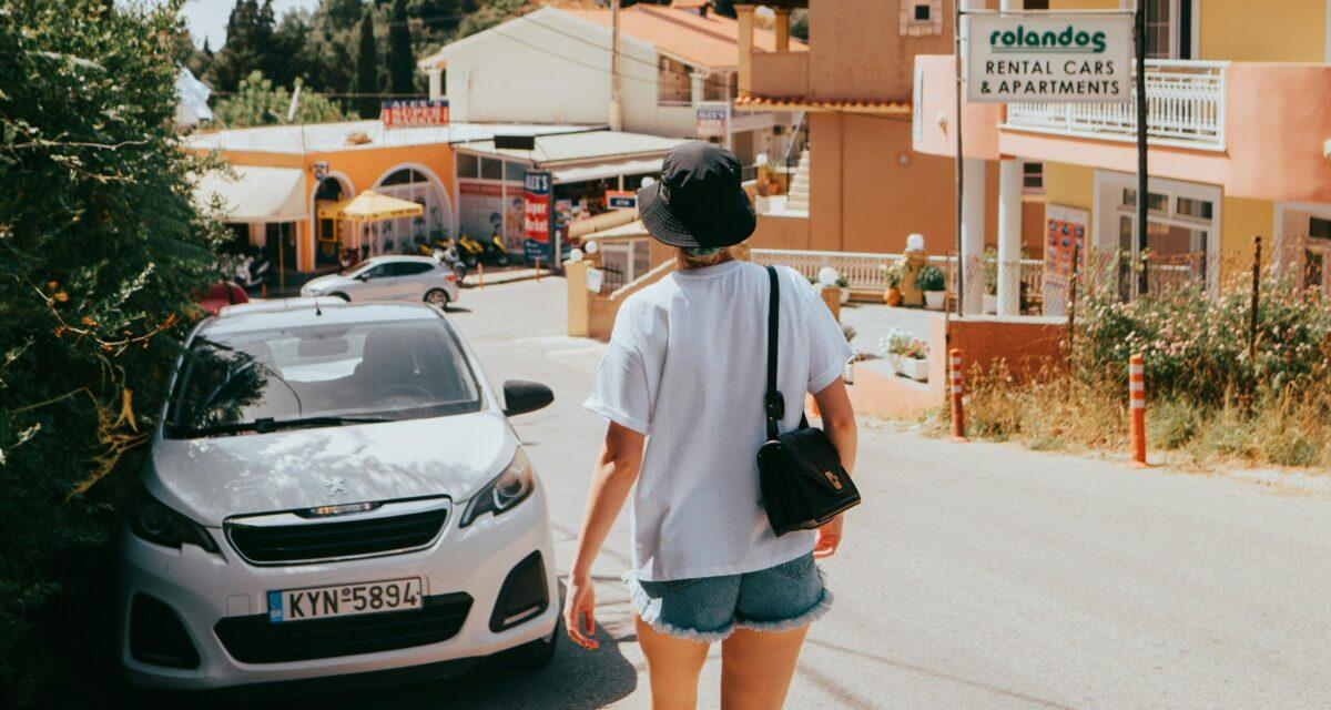 Elle récupère sa voiture volée... et découvre un revolver chargé à la place de la roue de secours