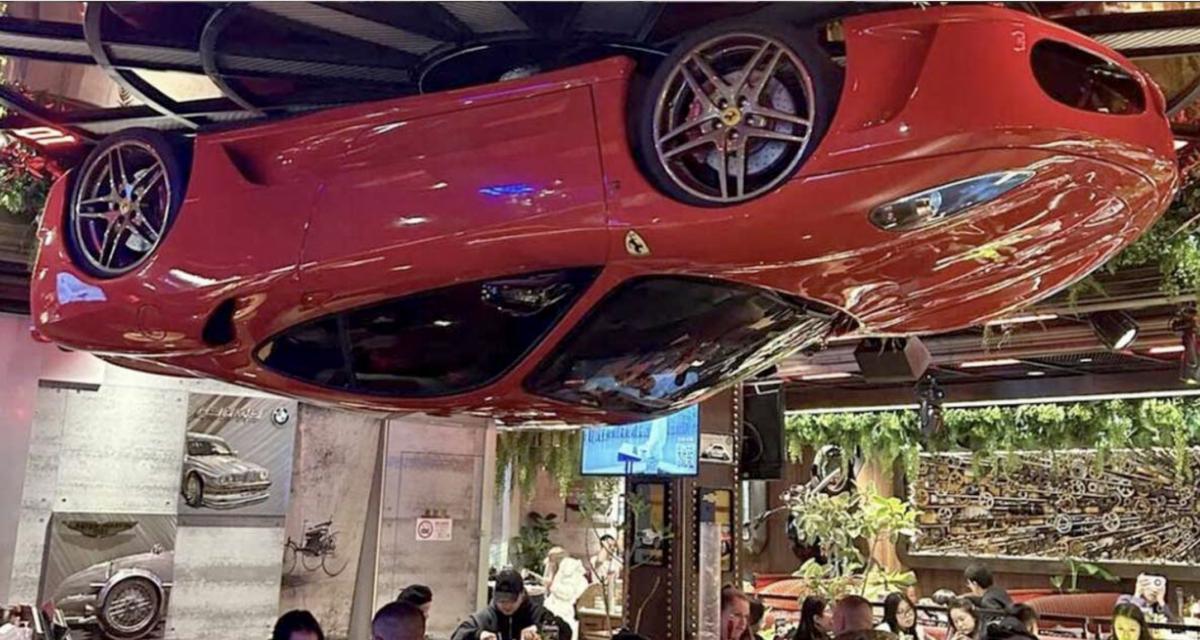 Dans ce pays, on dîne sous une Ferrari suspendue... qui sert aussi d'horloge