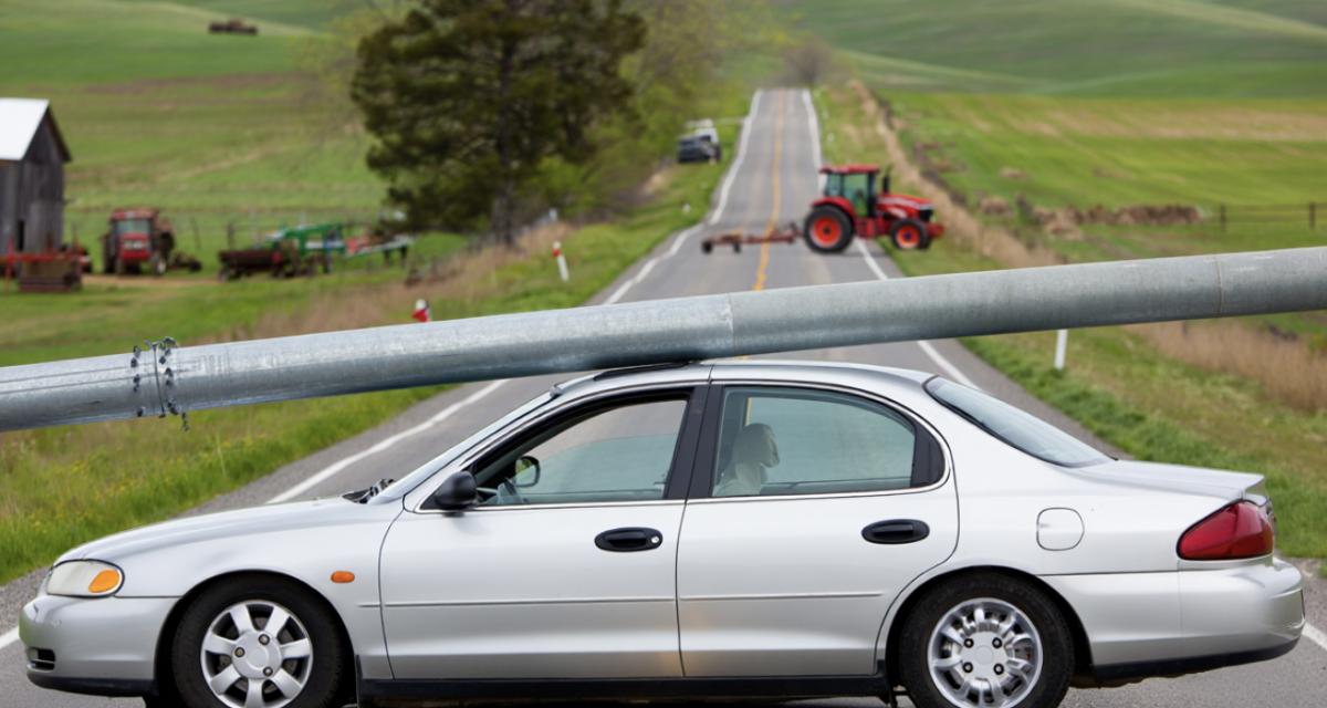 Une voiture bloqué sous une rampe d'irrigation depuis près d'un mois