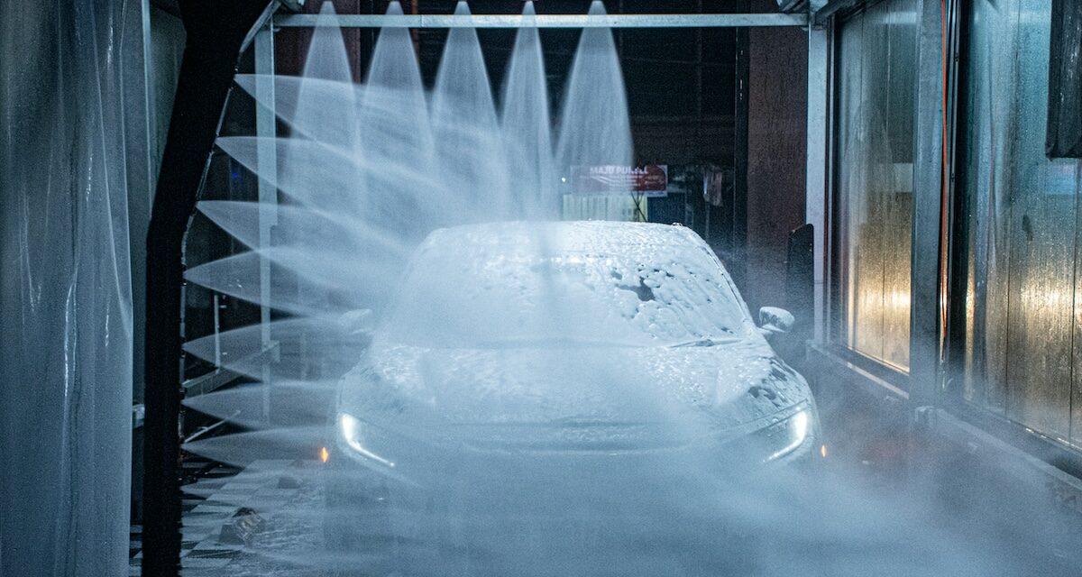 Elle entre pour un lavage, elle ressort sans voiture : son SUV de luxe détruit en quelques secondes, incroyable fiasco