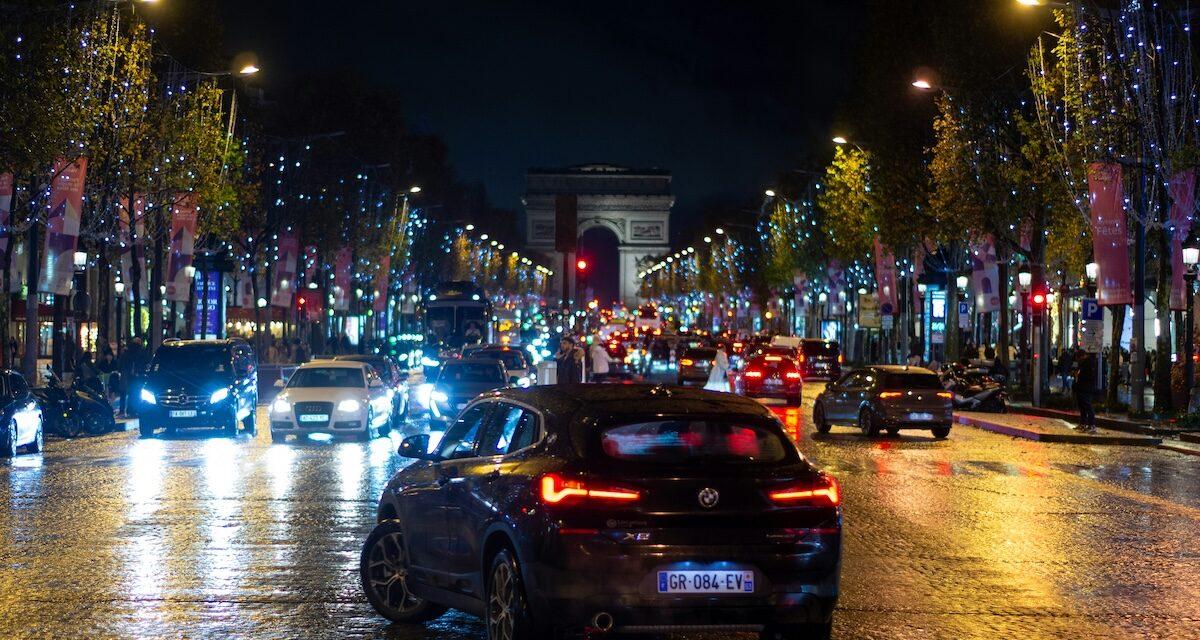 CAN 2025 : en pleine célébration sur les Champs-Élysées, il se fait verbalisé pour klaxon abusif ! (vidéo)