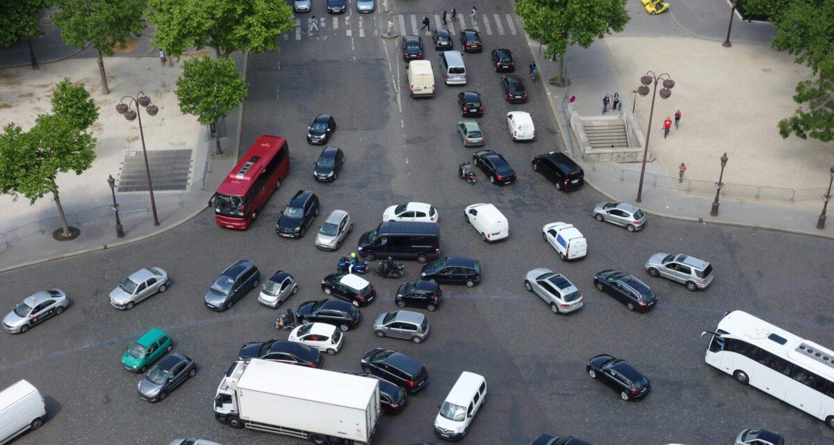 Entre prudence et folie, traverser ce carrefour devient un vrai défi pour tous les usagers ce vendredi