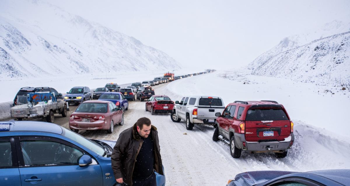 Pas équipé sur son véhicule dans le col d'une montagne, un conducteur créé un gigantesque bouchon et provoque un carambolage