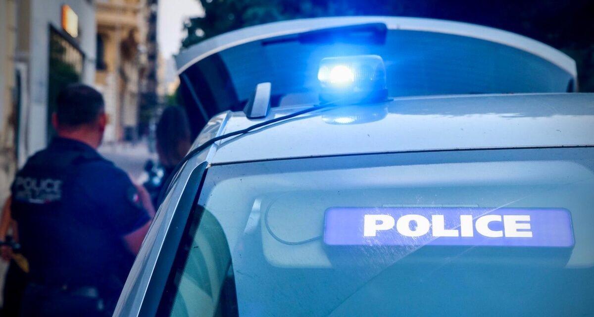 Il pensait échapper à l'amende... mais sa course folle devant la police se termine dans un ravin après avoir grillé un feu rouge !