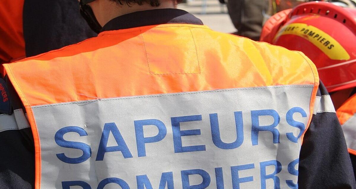 Une voiture percute un camion et s'embrase : le conducteur s'en sort miraculeusement