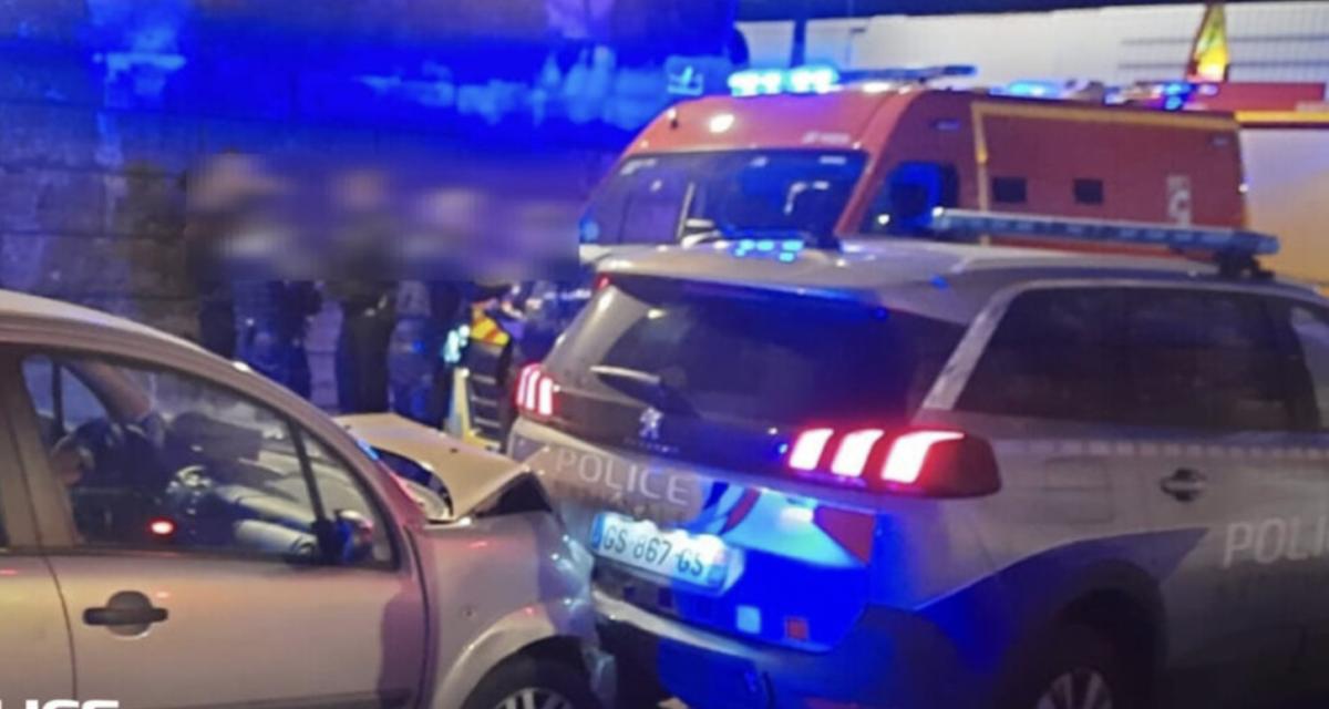 Un chauffard fuit la police à toute allure, percute un véhicule et déclenche un chaos total sur la route en pleine nuit
