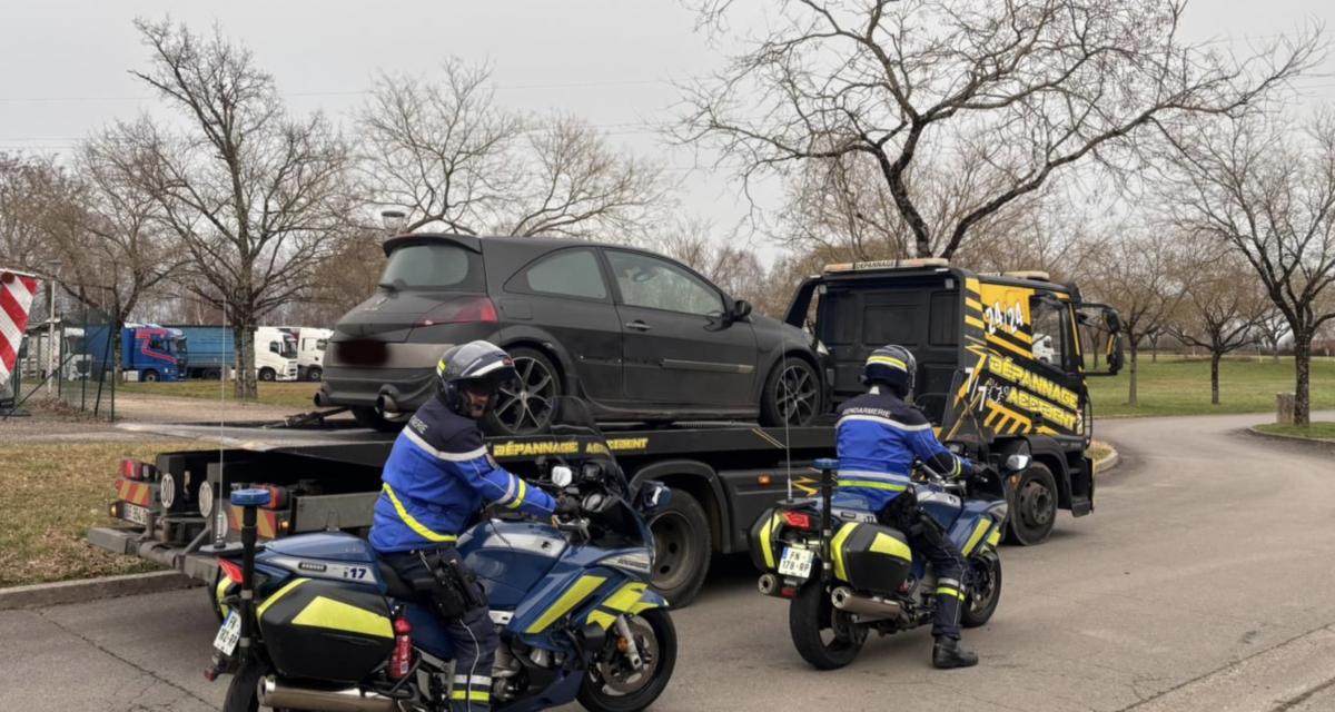 Deux conducteurs flashés à plus de 200 km/h, les gendarmes distribuent deux "cartons rouges"