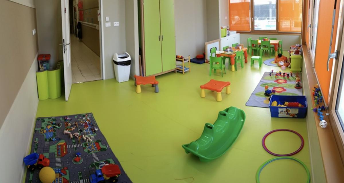 Soupçonnée d'avoir oublié un bébé dans une voiture, cette directrice de micro-crèche est jugée