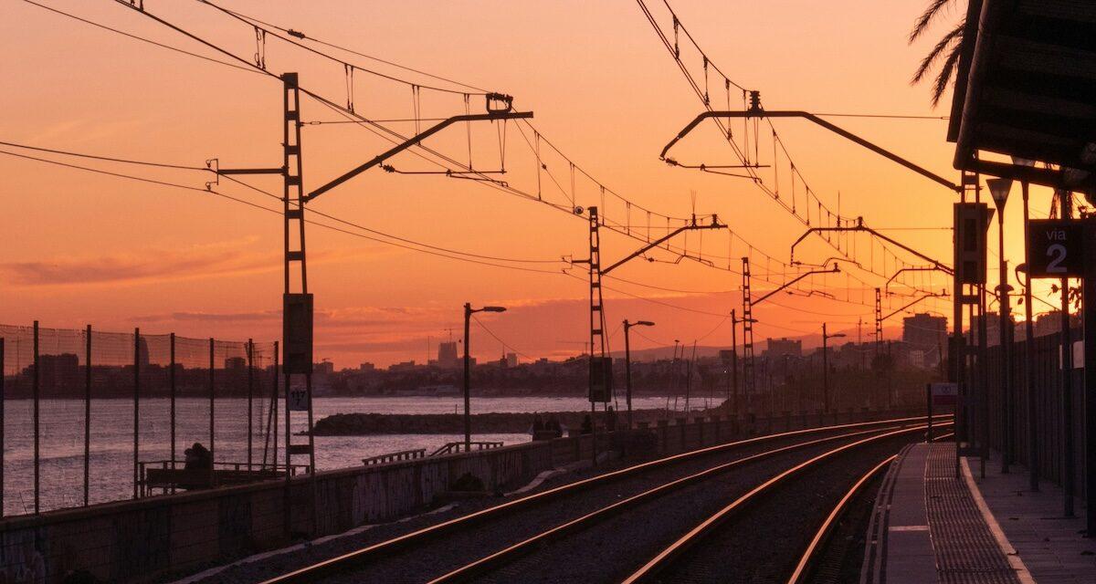Sa voiture finit suspendue sur les caténaires SNCF : une matinée surréaliste sur la ligne Le Havre-Paris