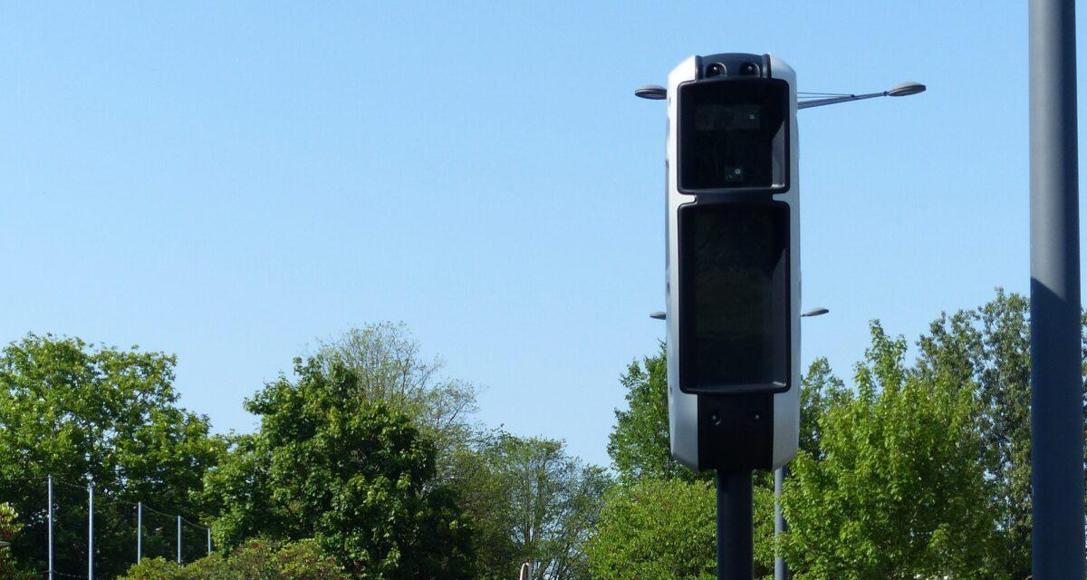 Après la peinture et le feu, un nouveau radar vandalisé, cette fois-ci entièrement recouvert de pneus