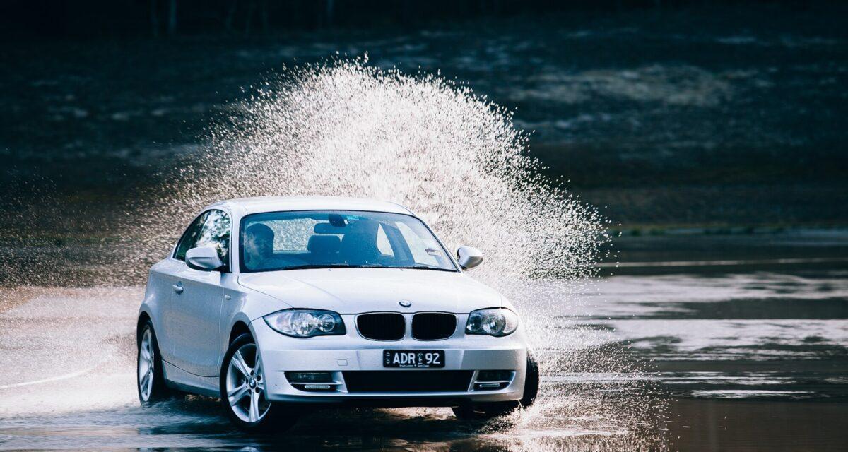 Aquaplaning spectaculaire sur la RN 24 : le conducteur perd le contrôle et finit dans un fossé