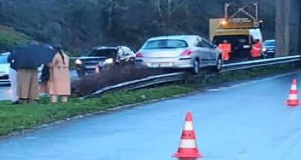 Un automobiliste distrait crée la scène insolite de la semaine : sa voiture suspendue sur les rails de sécurité !