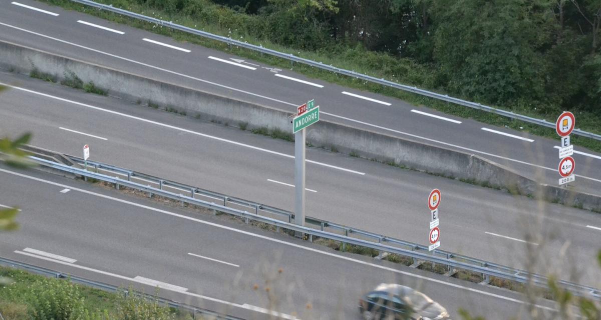 Un Volkswagen Touran pensait passer inaperçu... Il finit au coeur d'un vaste trafic de cigarettes