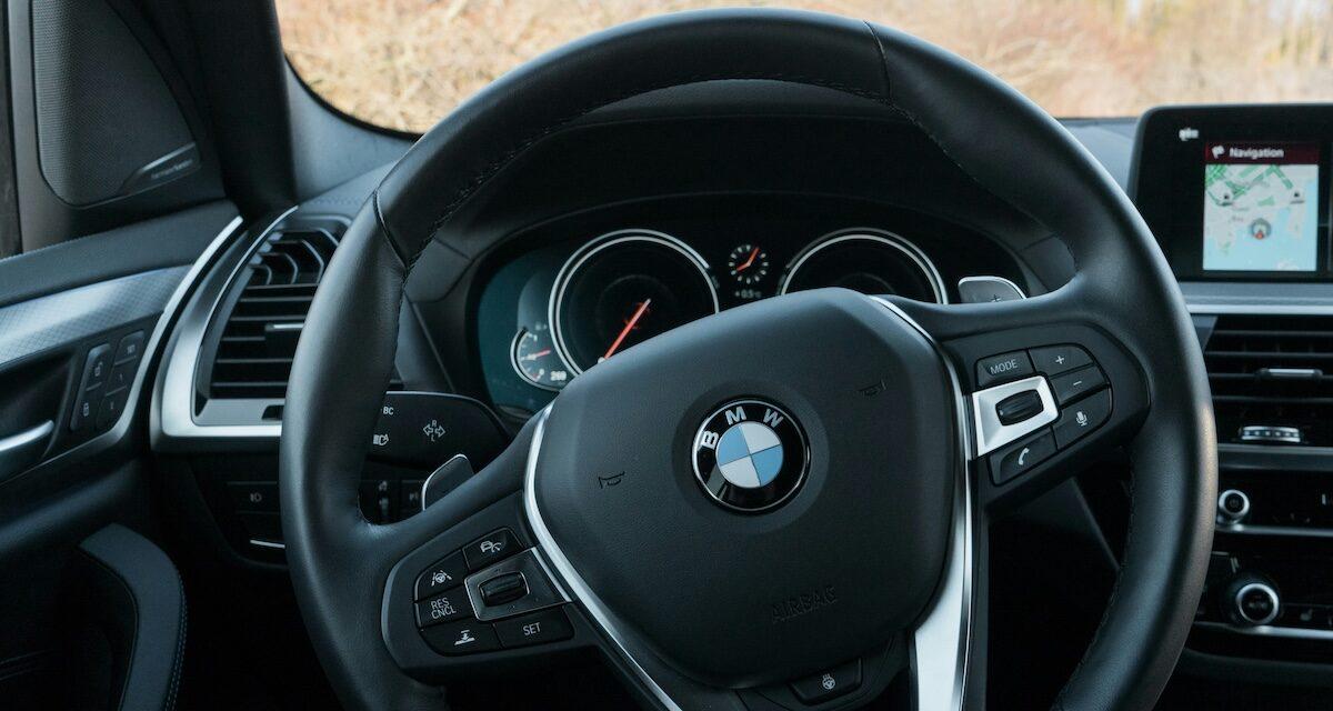 Un mécanicien teste la BMW d'un client fraîchement réparée, appuie trop fort sur l'accélérateur et perd son permis