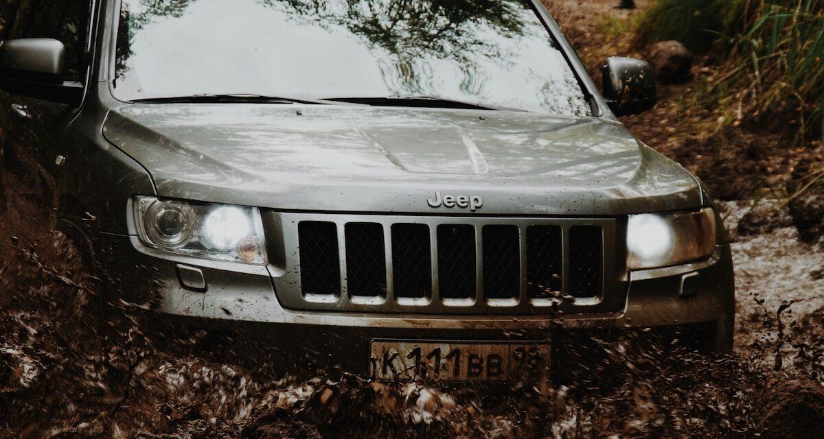 Ils tentent de fuir après un cambriolage... mais leur voiture reste coincée dans la boue après le passage de la tempête Harry