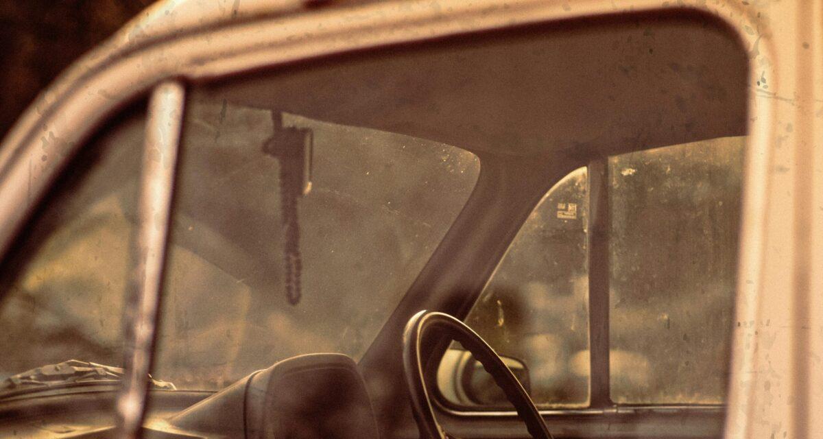 Un conducteur à moitié nu fonce dans la nuit à 100 km/h, sans permis ni assurance au volant d'un camion délabré