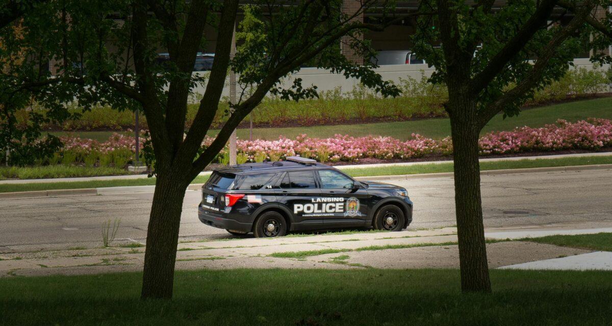 Piégée dans une voiture en train de couler, elle doit sa survie à quatre héros surgis de nulle part