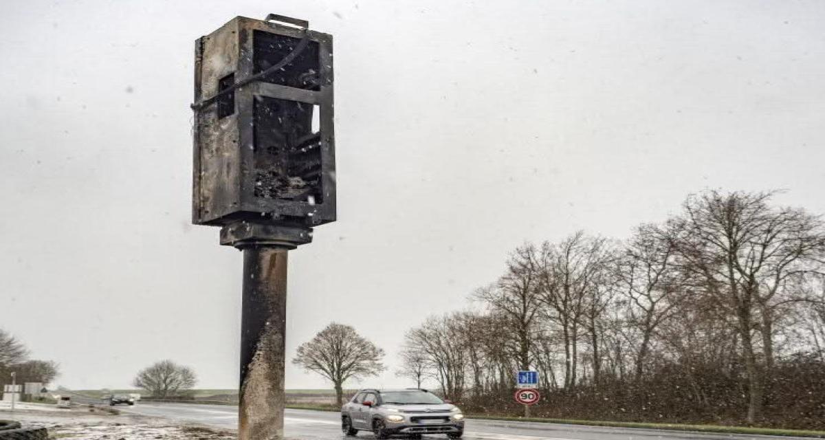 Un radar de vitesse incendié en pleine nuit : pneus et paille au sol, facture salée annoncée pour la commune