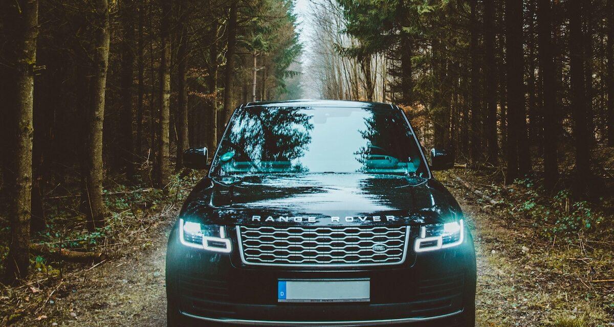 Ce joueur lésé par la FIFA surprend son épouse avec un cadeau XXL : un Range Rover SV dans le garage