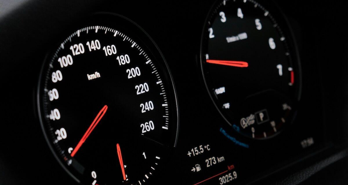 Il voulait "juste tester" sa BMW : un jeune conducteur de 19 ans flashé à plus de 250 km/h, téléphone en main, en permis probatoire