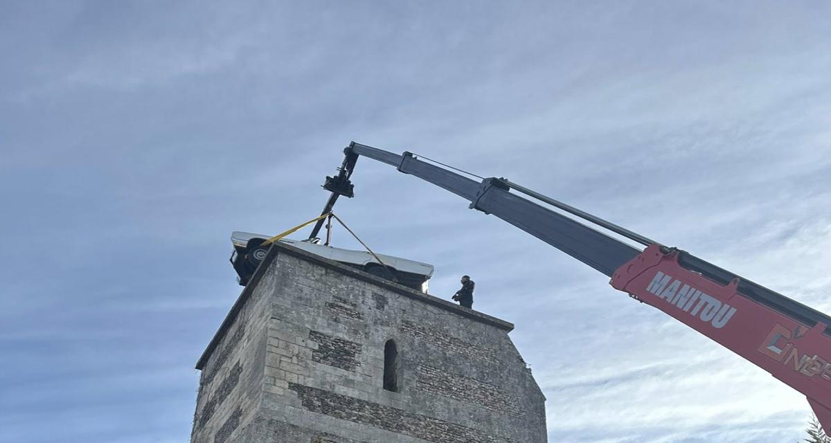 Il installe une voiture sur le toit d'une ancienne église pour éclairer son bar et son garage