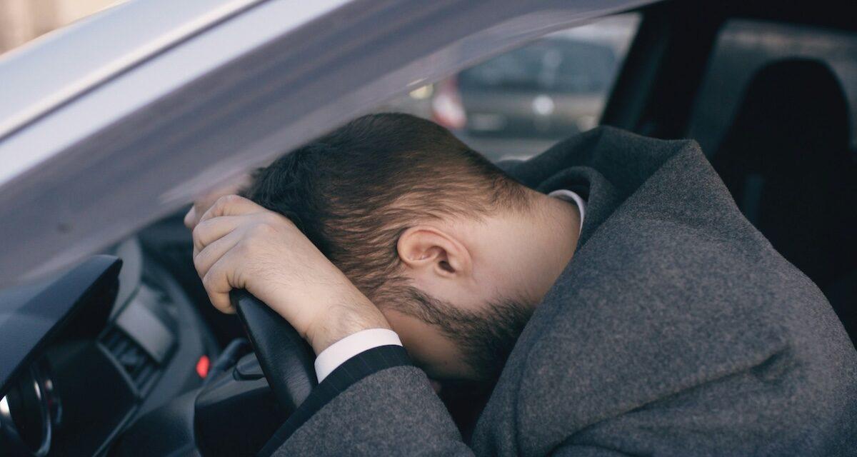 Ivre au volant, il simule une sieste pour tromper les gendarmes : problème, il a oublié la bouteille entre ses mains