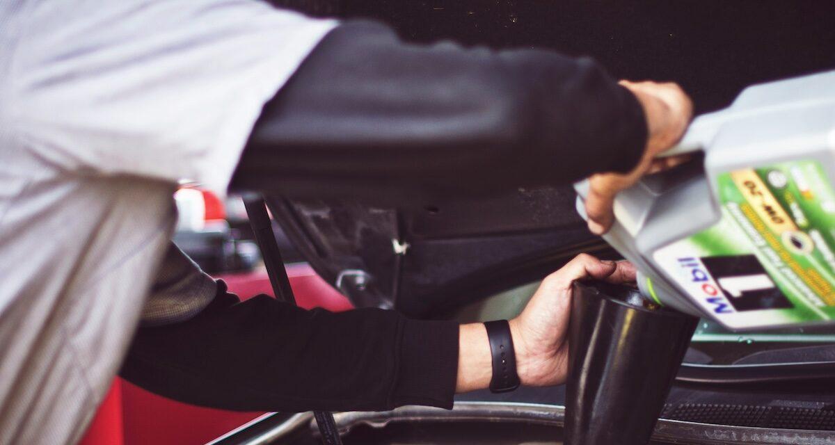 Attention à cette erreur fatale : elle confond entre deux liquides moteur, sa Peugeot a explosé sur l'autoroute