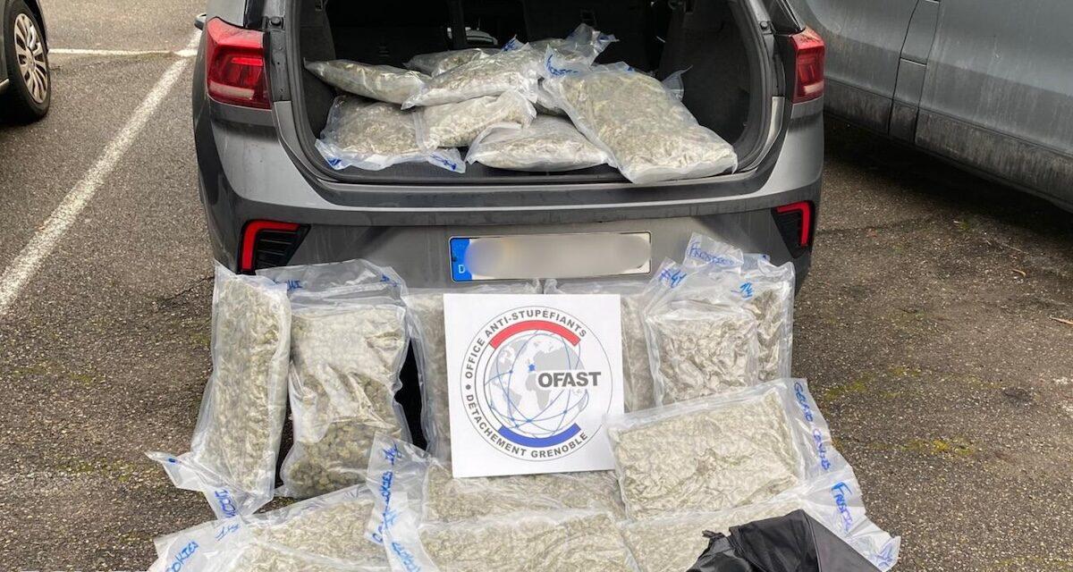 Deux voitures, des tonnes de drogue : la police saisit des centaines de kilos de stupéfiants