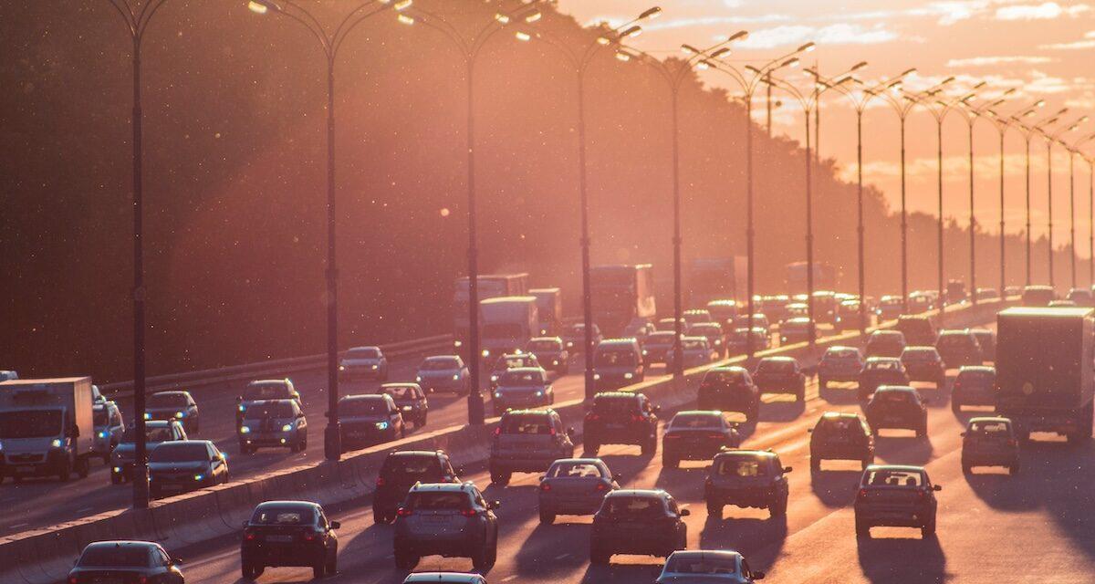 La scène devient virale : un enfant chute d'une voiture en marche, sa mère inculpée (vidéo)