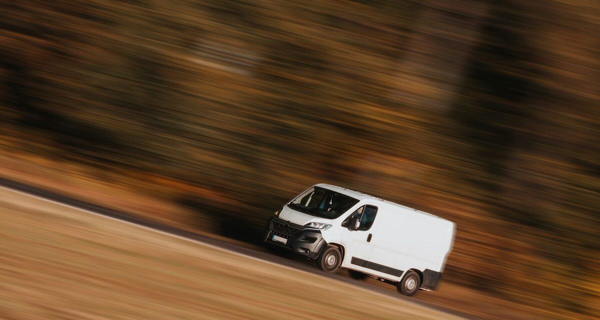 Cette semaine, votre colis pourrait arriver en retard : un véhicule de livraison termine sa course sur le plateau d'une dépanneuse