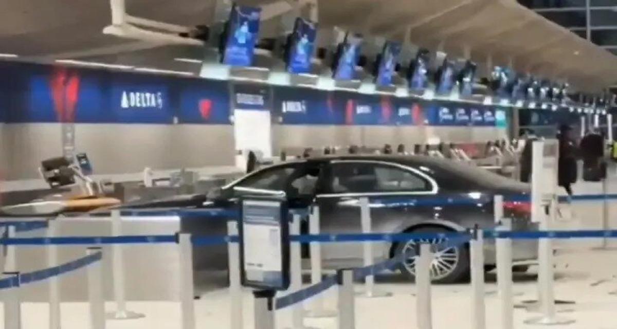 Une voiture fonce dans le terminal d'un aéroport et termine sa course au milieu des comptoirs d'enregistrement