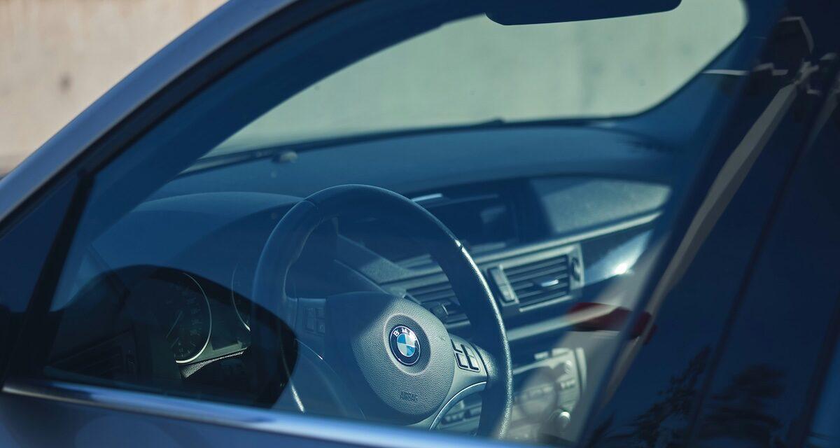 Le conducteur écope d'une amende record de près d'un million d'euros : 17 kilos de cocaïne découverts dans sa BMW