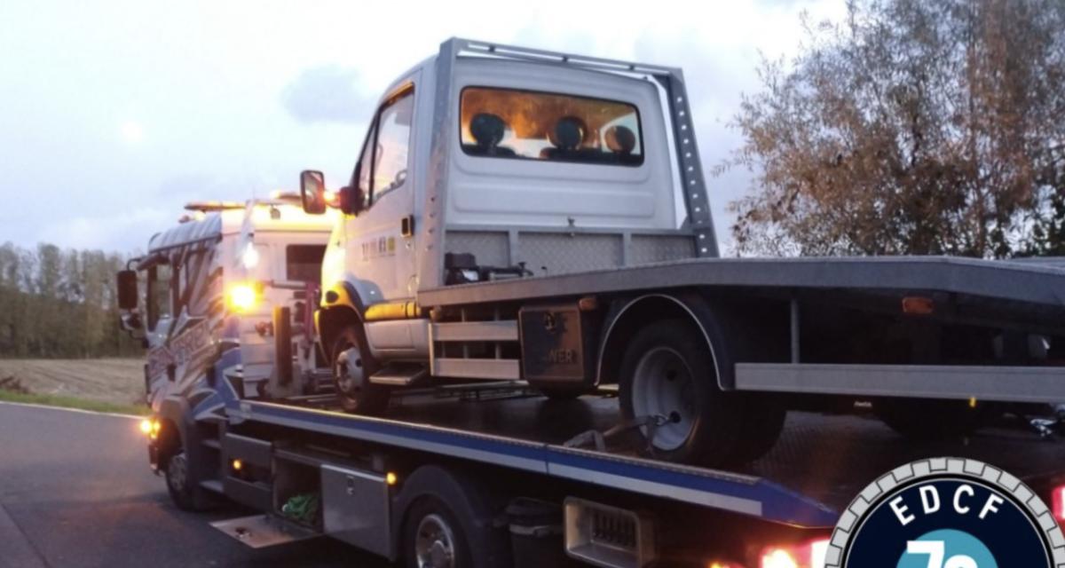 Tellement ivre qu'il s'endort au volant après avoir embouti plusieurs voitures