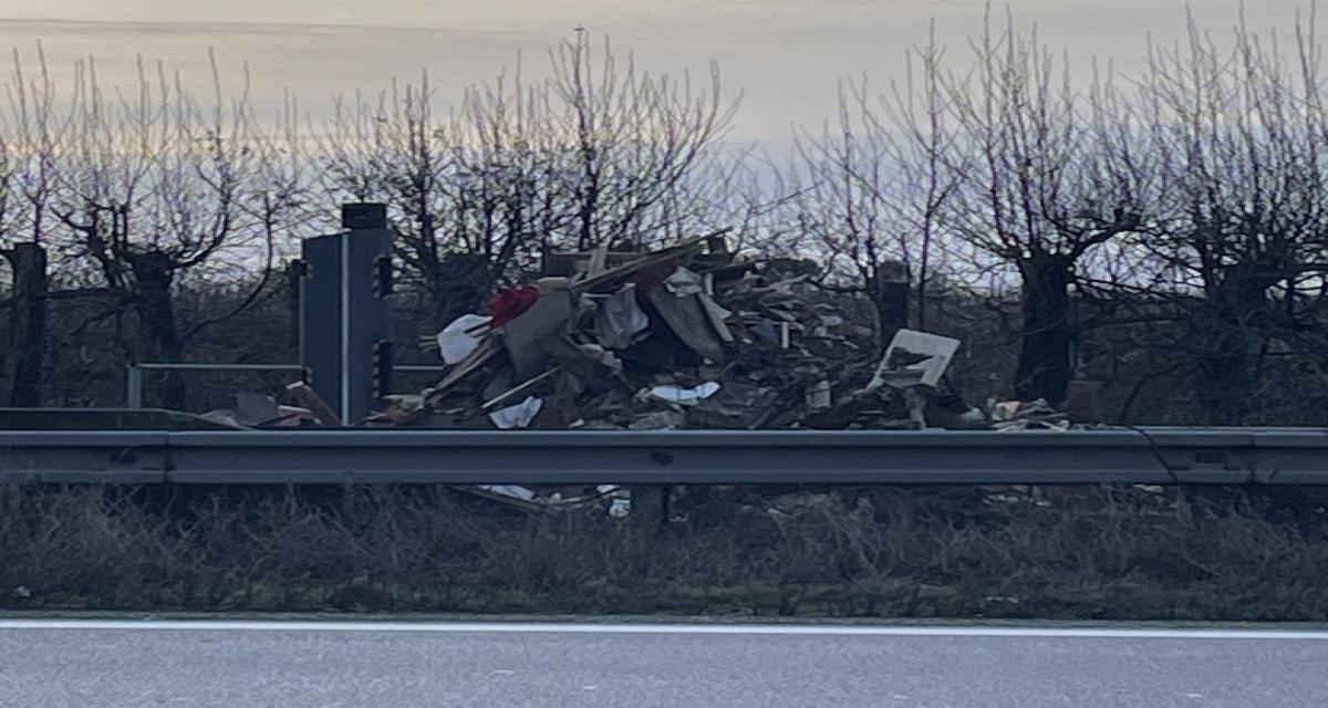 Un radar recouvert de détritus prend feu... mais reste intact