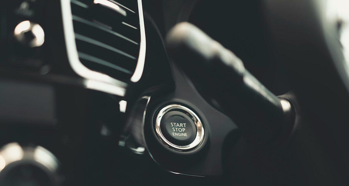 Il prend en chasse les voleurs de sa voiture et fait tomber un gang... ils étaient ivres !