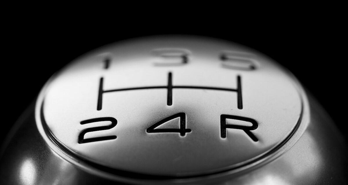 Sans permis, il commet une grosse erreur... juste devant la voiture de la police : un gag bien triste pour lui !