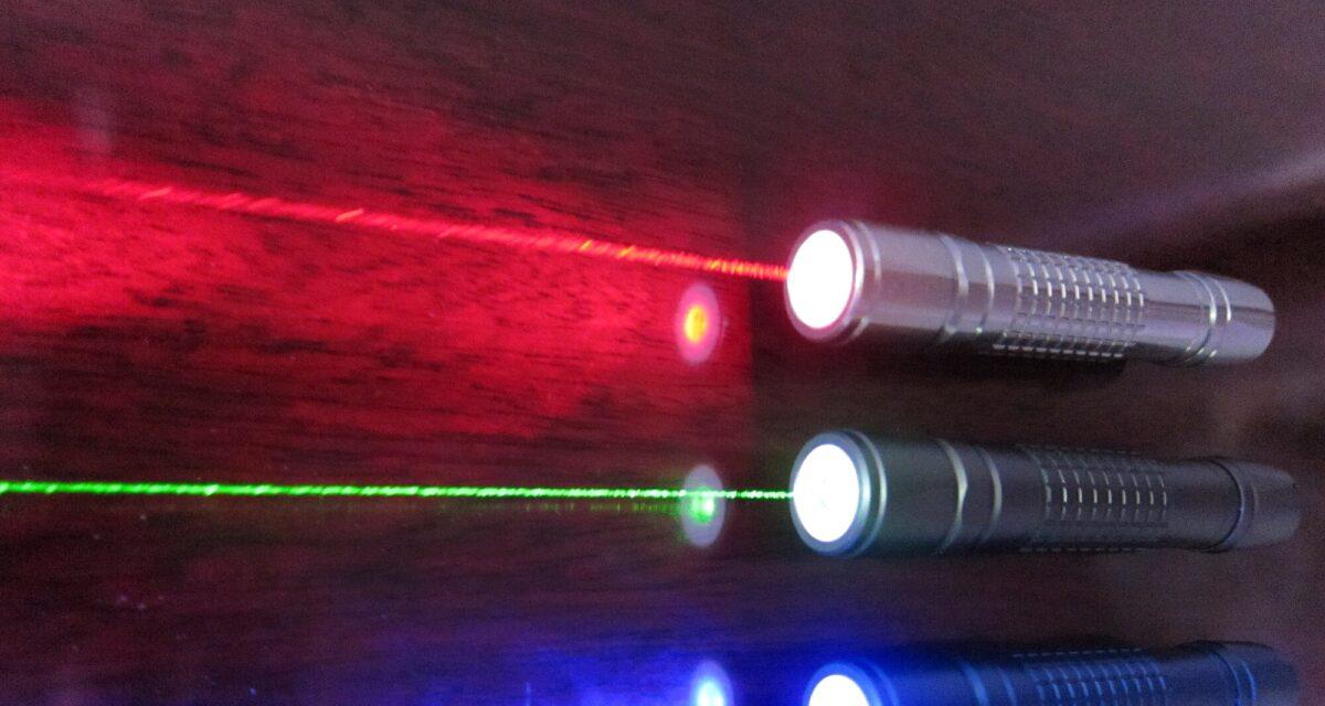 Pour se venger d'un autre chauffeur, ce conducteur sort un pointeur laser pour l'éblouir au volant de son camion