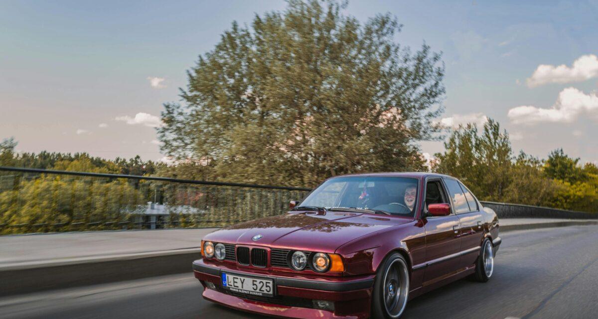 174 km/h sur une route limitée à 80 : ce conducteur va si vite dans sa BMW que la police ne peut pas l'arrêter