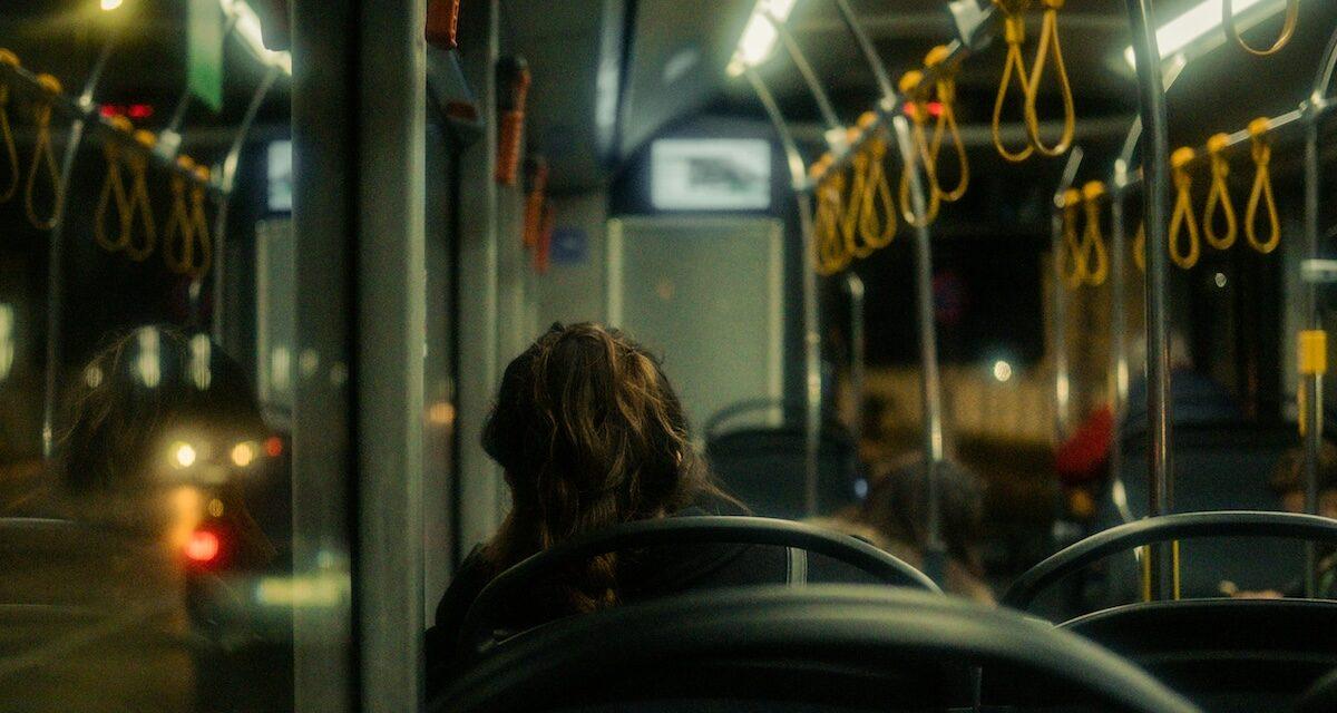 « Les mômes l'ont énervé » : un chauffeur de bus scolaire descend et abandonne quarante élèves à mi-parcours