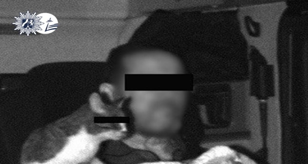 Flashé en excès de vitesse, les gendarmes découvrent une créature inattendue sur le tableau de bord