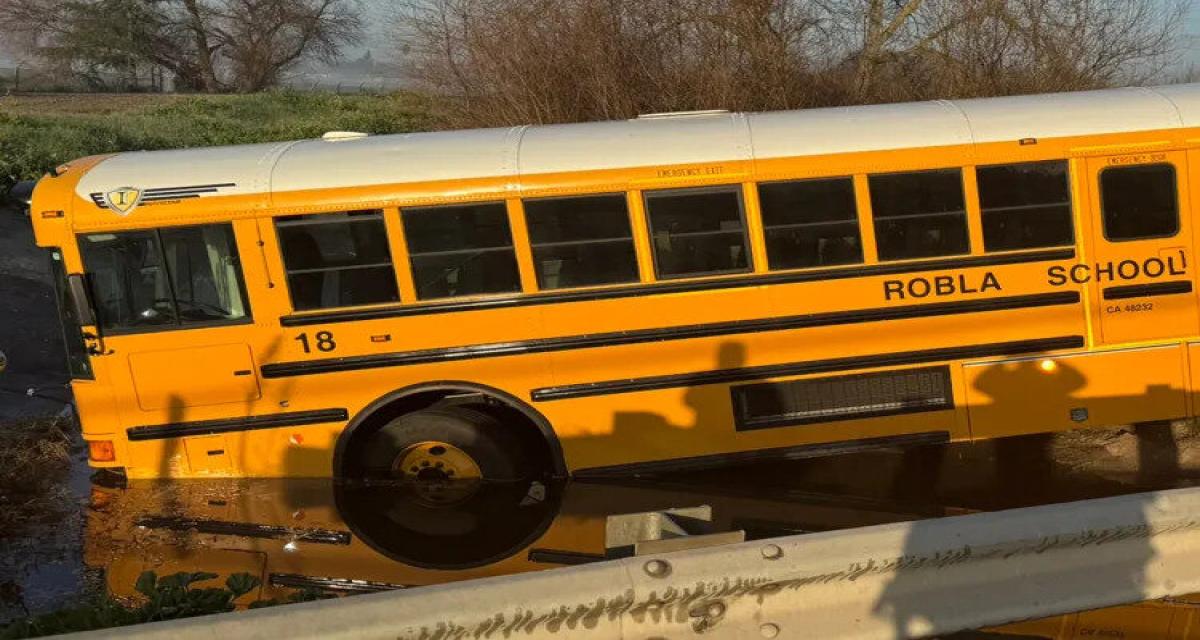 Un bus scolaire finit suspendu au-dessus d'un ruisseau avec une trentaine d'enfants