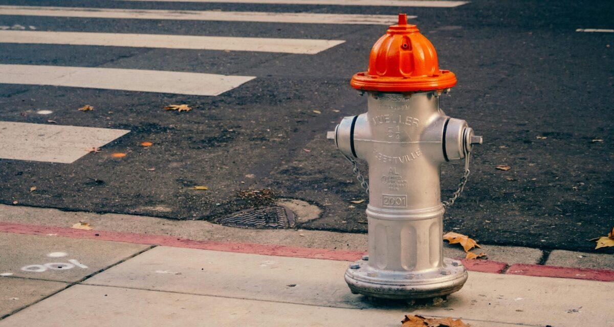 Il perd le contrôle dans un virage et détruit une borne incendie : une cinquantaine de maisons privées d'eau