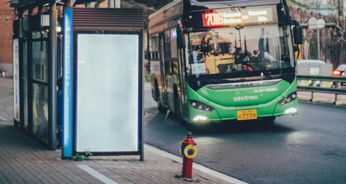 De retour de vacances, il découvre qu'un arrêt de bus a été installé devant sa maison et se voit infliger une amende salée pour stationnement gênant !