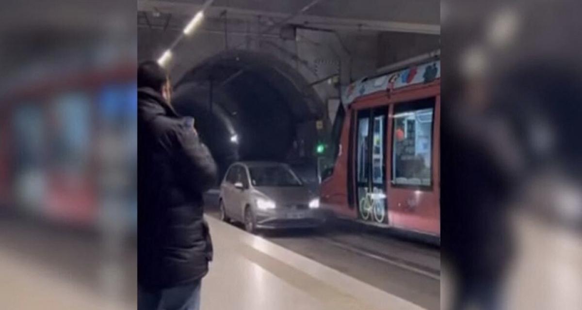 Une voiture s'engouffre dans le tunnel du tram et bloque totalement la circulation